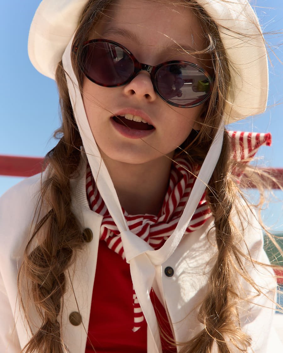 Close-up portrait with sunglasses and bucket hat